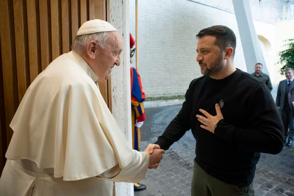 Tổng thống Ukraine Volodymyr Zelensky và Giáo hoàng Francis. Ảnh: AP