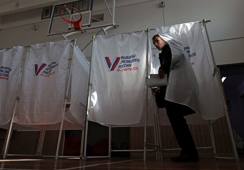 Một học viên trường Hải quân Thái Bình Dương Makarov bỏ phiếu ở Vladivostok. Ảnh: Reuters