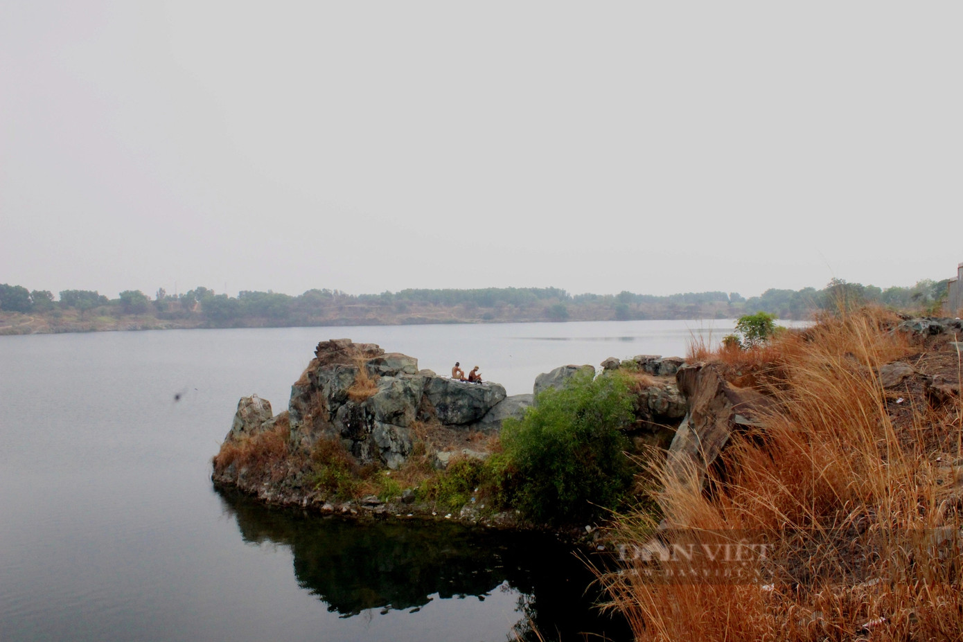 Ngoài ra, khu Hồ Đá cũng là một địa điểm mà sinh viên trong khu đô thị ĐH Quốc gia TP.HCM yêu thích. Hồ này được hình thành do quá trình khai thác các mỏ đá, hiện trở thành địa điểm "hot" trong những ngày cuối tuần của sinh viên và người dân xung quanh.