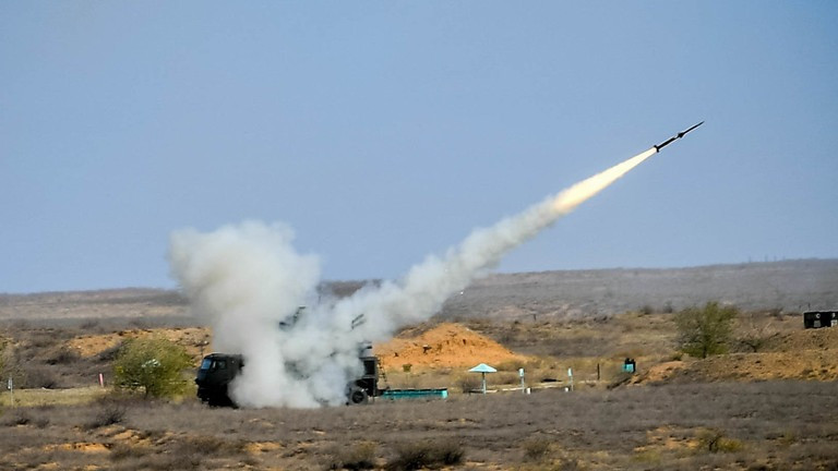 Hệ thống tên lửa phòng không Pantsir-S khai hỏa trong một cuộc tập trận. Ảnh: Sputnik Hệ thống tên lửa phòng không Pantsir-S khai hỏa trong một cuộc tập trận. Ảnh: Sputnik