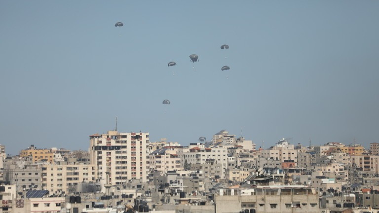 Hàng cứu trợ nhân đạo được máy bay của quân đội Jordan, Mỹ, Ai Cập và Pháp thả xuống thành phố Gaza hôm 5/3. Ảnh: Getty Images