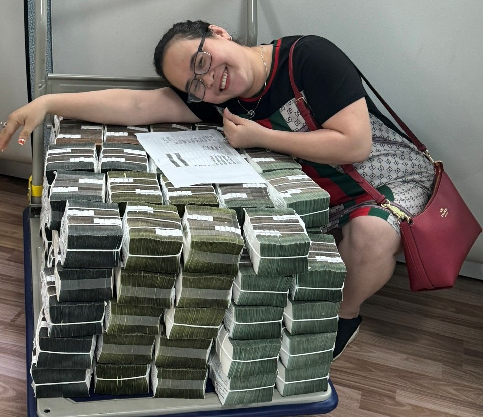 Hình ảnh chị Thanh bên xe tiền lan truyền khắp mạng xã hội.