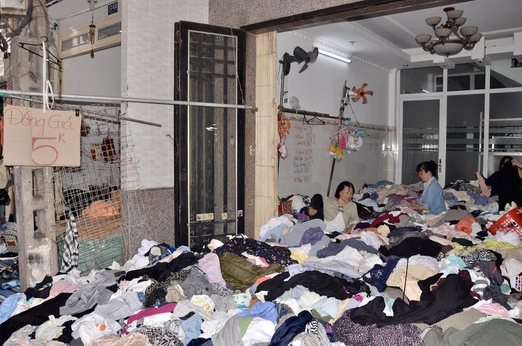 Tiểu thương giảm giá, bán 5.000đ/sản phẩm nhưng vẫn hiếm người mua (Ảnh: Trọng Khang).