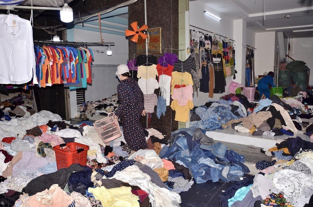 Tại các quầy hàng, lượng khách giảm nhiều so với thường lệ (Ảnh: Trọng Khang).