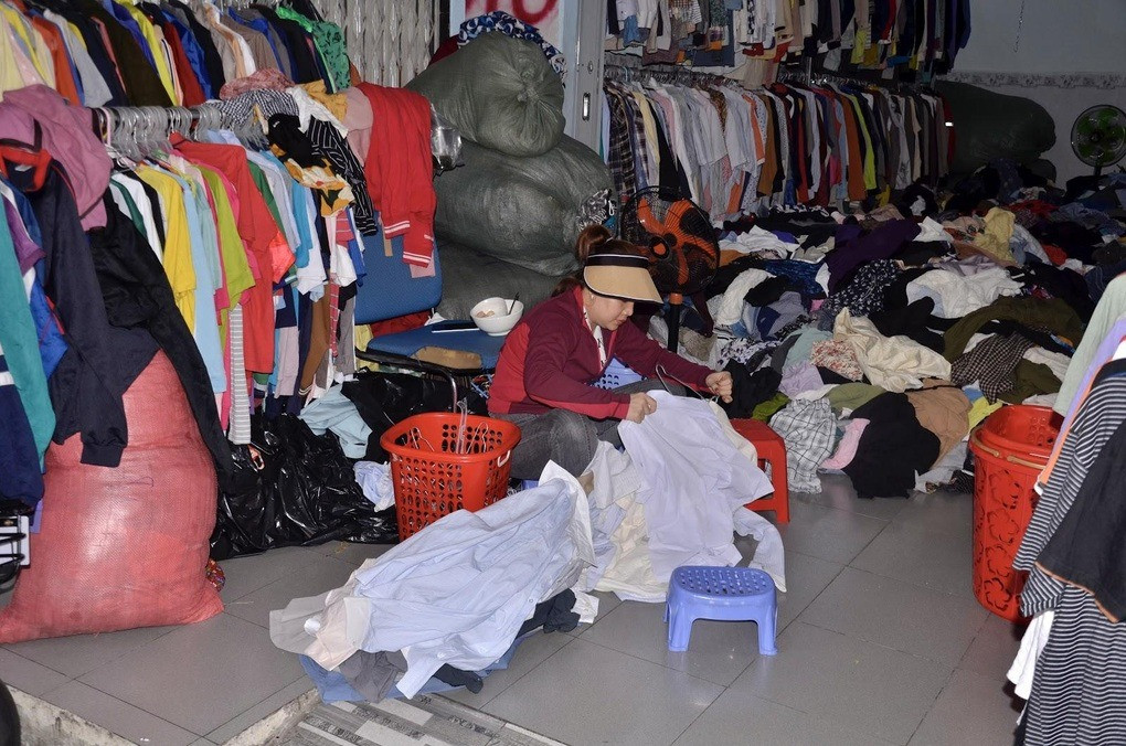 Vội vã tính tiền cho khách, chị Bé tạm gác bữa ăn trưa (Ảnh: Trọng Khang).