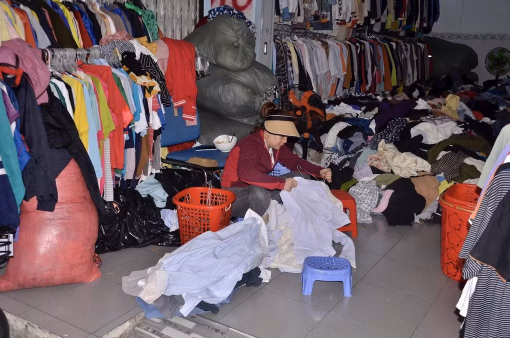 Vội vã tính tiền cho khách, chị Bé tạm gác bữa ăn trưa (Ảnh: Trọng Khang).