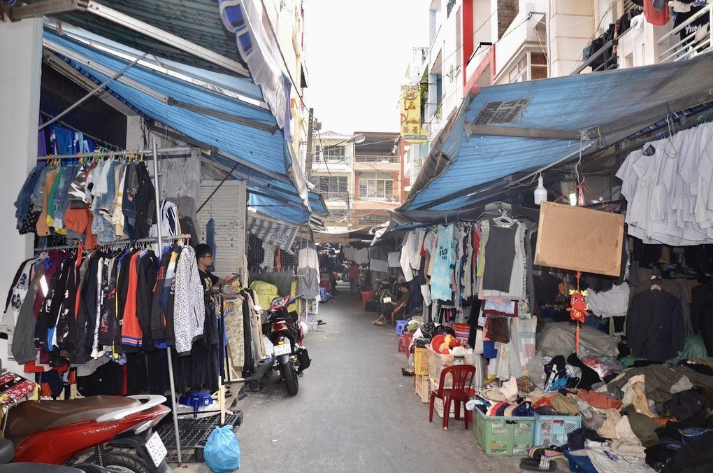 Lối vào khu chợ vắng vẻ khó tin (Ảnh: Trọng Khang).