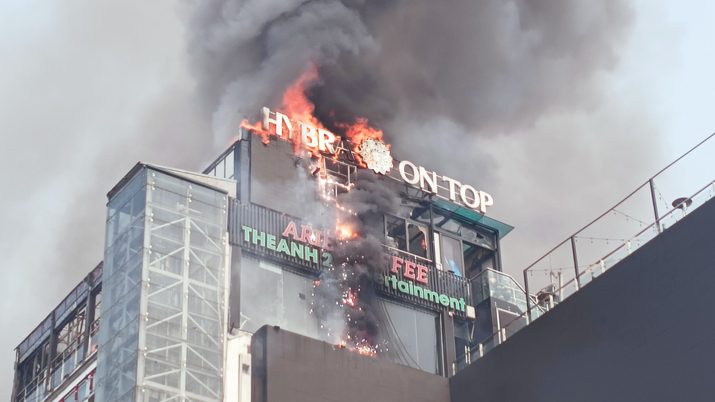 Biển quảng cáo cháy rụi. Ảnh: Thanh Hà.