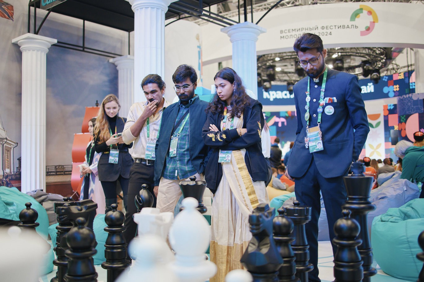 Ngoài chương trình chính ở Sochi, nhiều sự kiện ở các khu vực khác cũng được lên kế hoạch. Những người tham dự liên hoan dự kiến sẽ đến thăm khoảng 30 thành phố của Nga vào ngày 10-17/3.