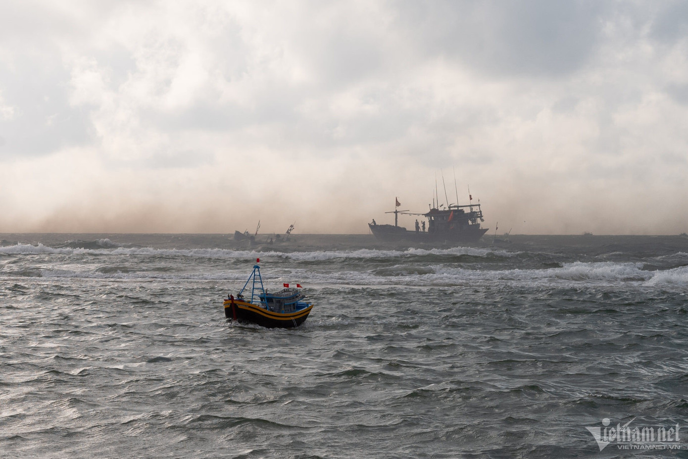 Người dân cũng tự tay làm các tàu, ghe mô hình để biểu diễn.