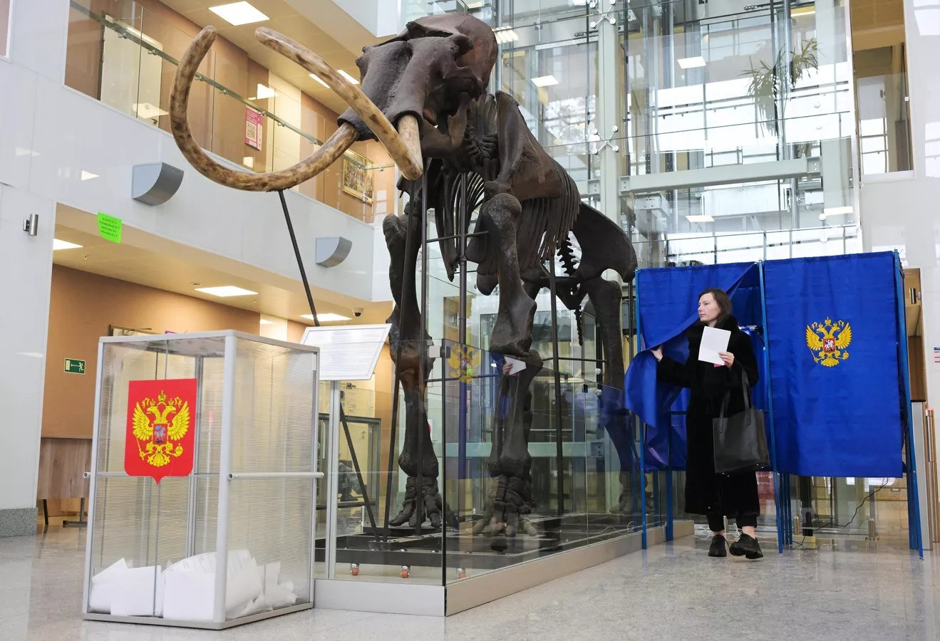 Một người phụ nữ bỏ phiếu tại Đại học Novosibirsk. Ảnh: Sputnik