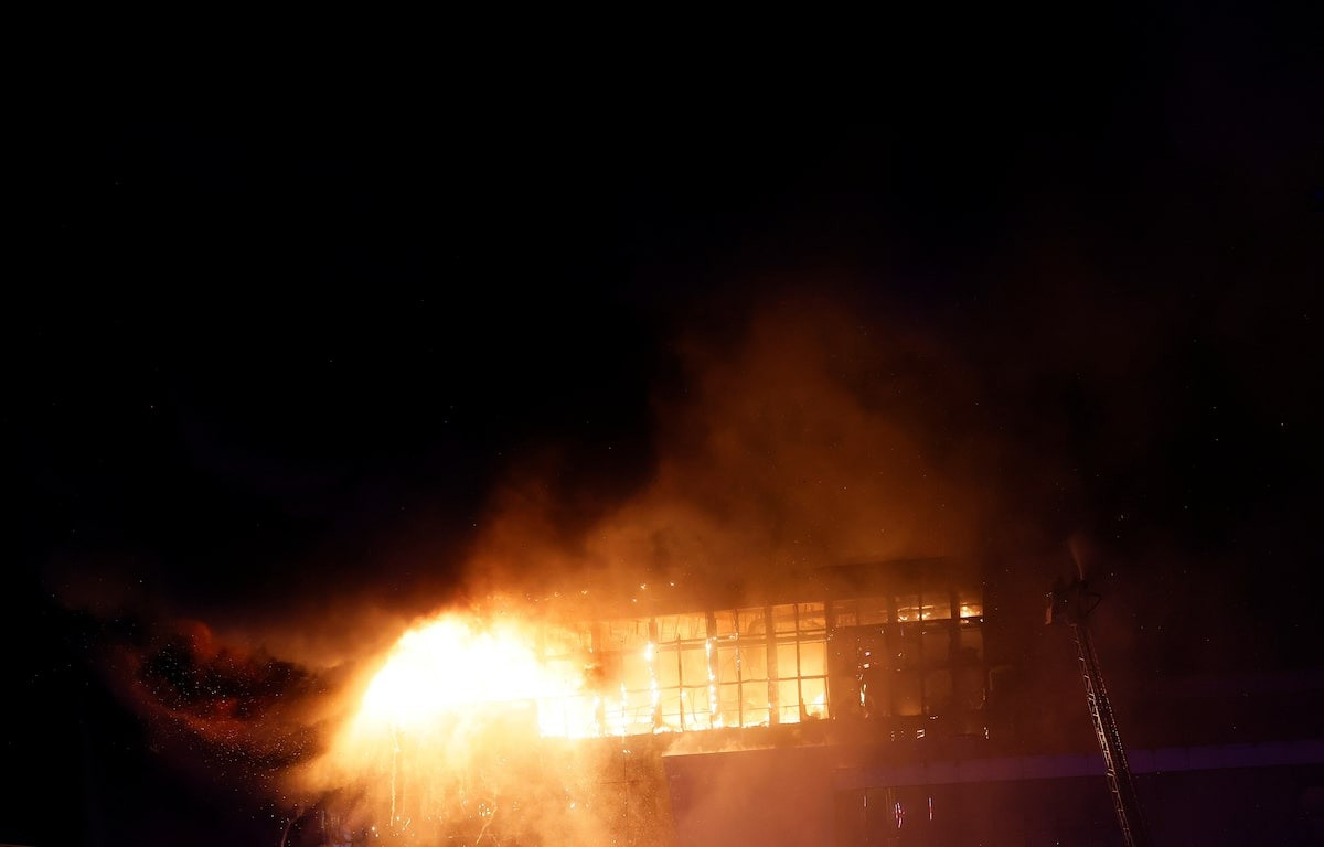 Một nguồn tin từ Bộ Tình trạng khẩn cấp Nga nói với Tass rằng vụ cháy tại trung tâm mua sắm và giải trí Crocus City Hall gần Mátxcơva đã được khoanh vùng. Ảnh: Reuters Một nguồn tin từ Bộ Tình trạng khẩn cấp Nga nói với Tass rằng vụ cháy tại trung tâm mua sắm và giải trí Crocus City Hall gần Mátxcơva đã được khoanh vùng. Ảnh: Reuters