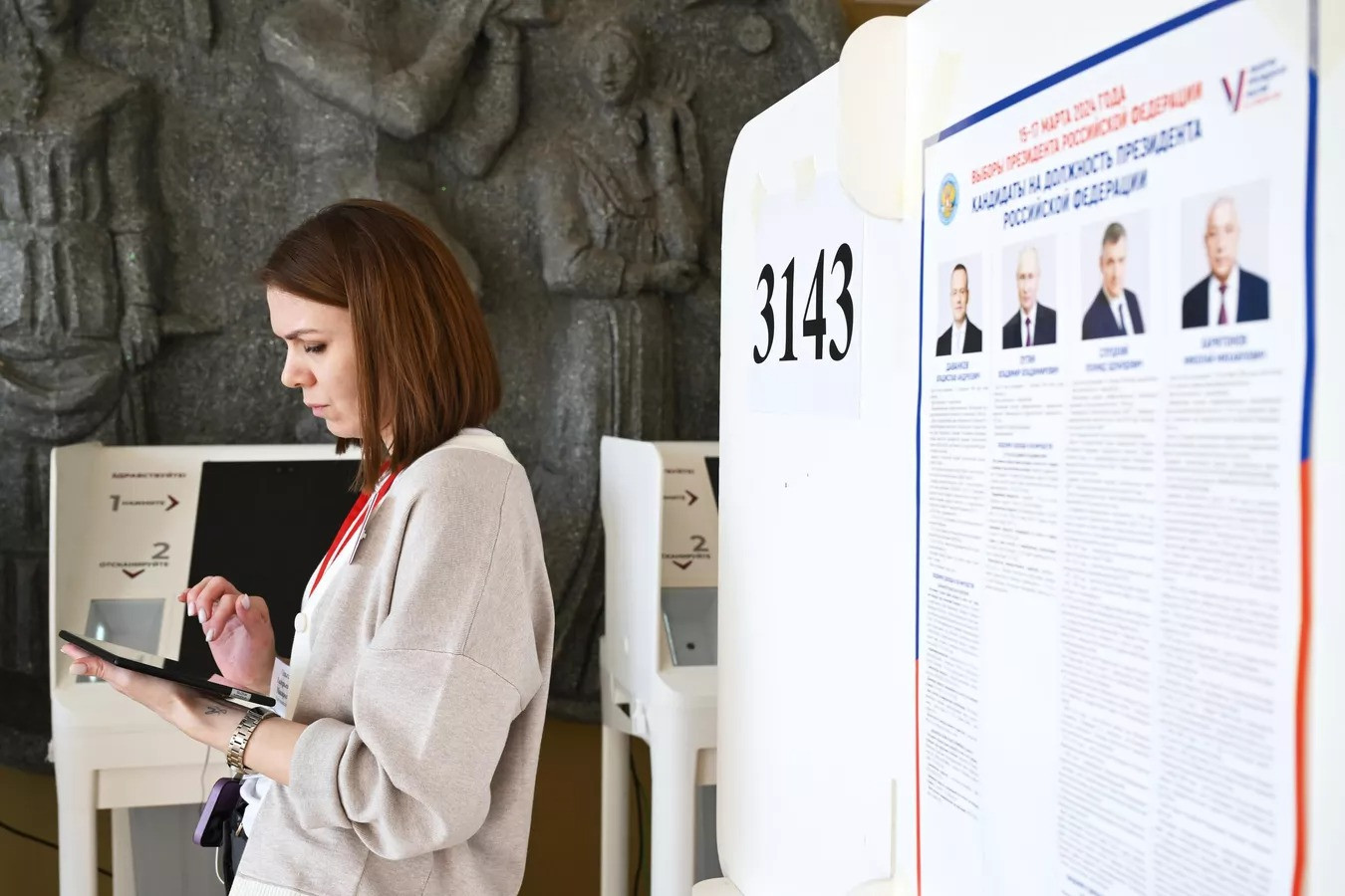 Một nhân viên bầu cử tại điểm bỏ phiếu ở Mátxcơva. Ảnh: Sputnik