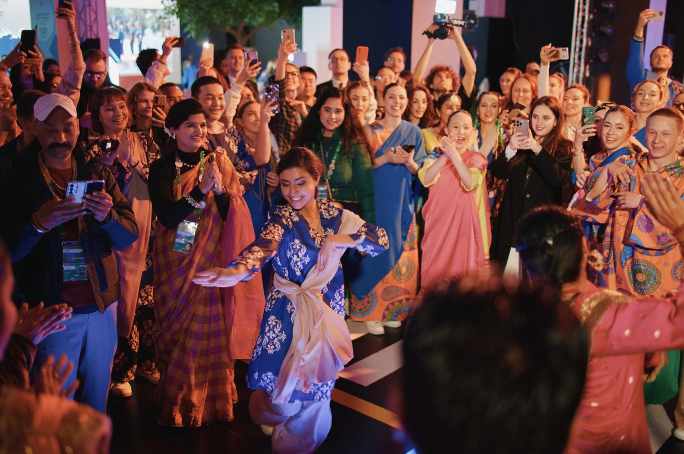 Chương trình nhảy flashmob quốc tế nhằm giới thiệu cho người tham gia về văn hóa của các quốc gia.