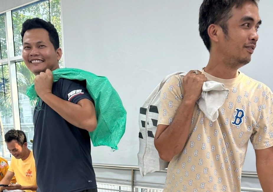 Mọi người dùng bao vác tiền về nhà.