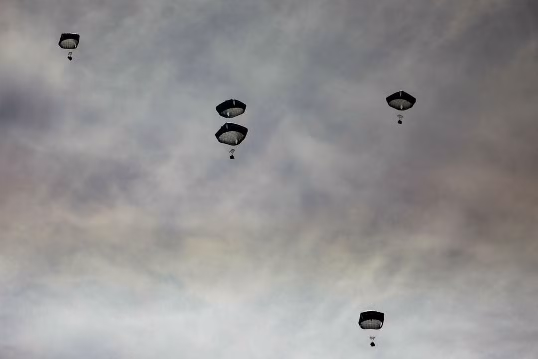 Hàng viện trợ được máy bay thả xuống Dải Gaza hôm 1/3. Ảnh: Reuters