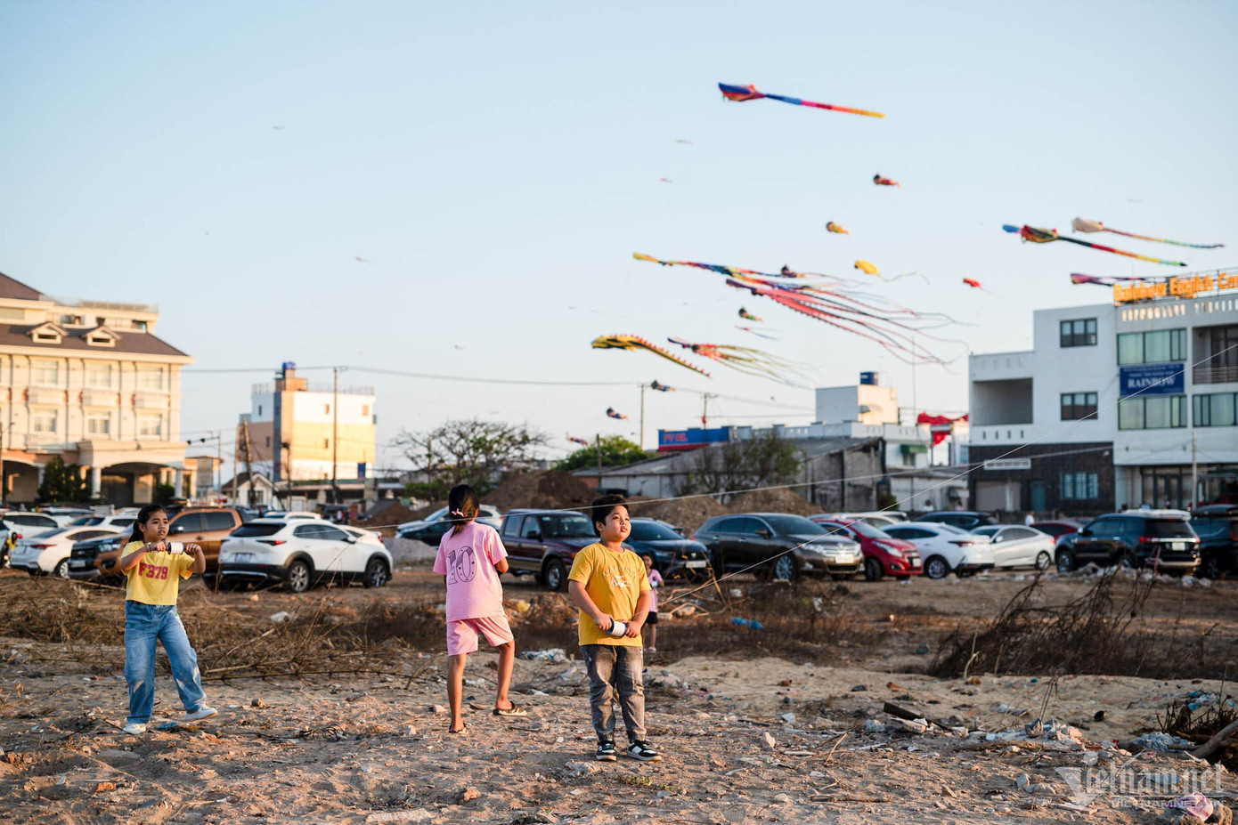 Hàng trăm cánh diều khổng lồ với đủ các hình dạng và màu sắc sặc sỡ tung bay trên bầu trời, dưới làn gió biển lồng lộng khiến du khách và người dân thích thú.