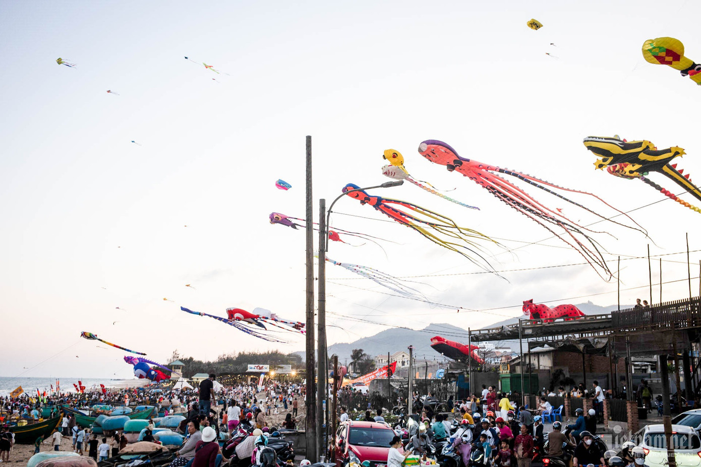 Bên cạnh đó, điểm nhấn đặc biệt tại sự kiện năm nay là hoạt động Ngày hội diều khổng lồ, quy tụ các câu lạc bộ diều nổi tiếng Việt Nam.