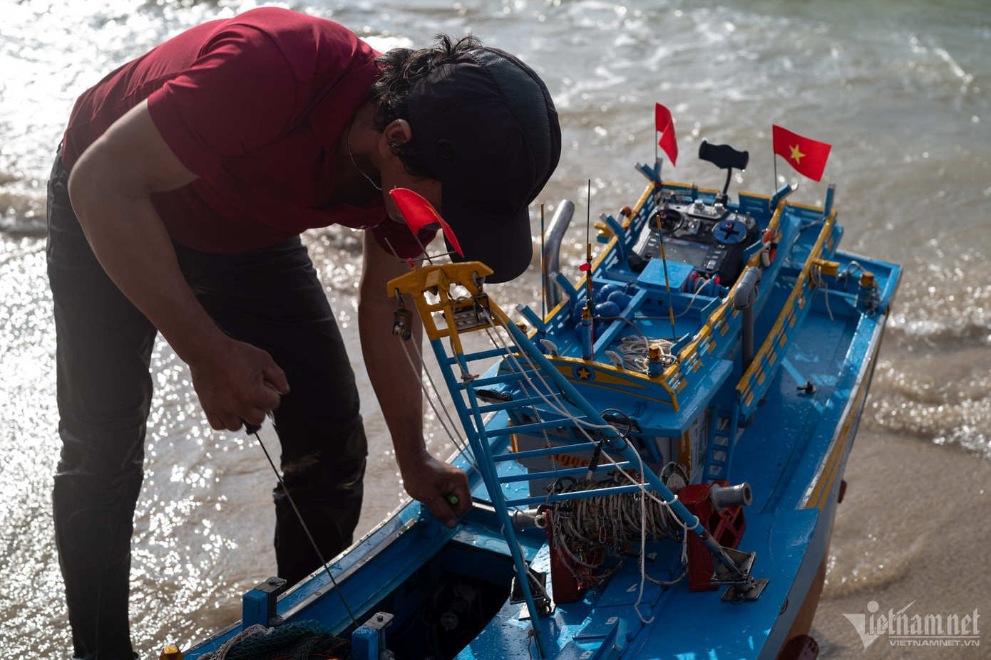 Người dân cũng tự tay làm các tàu, ghe mô hình để biểu diễn.
