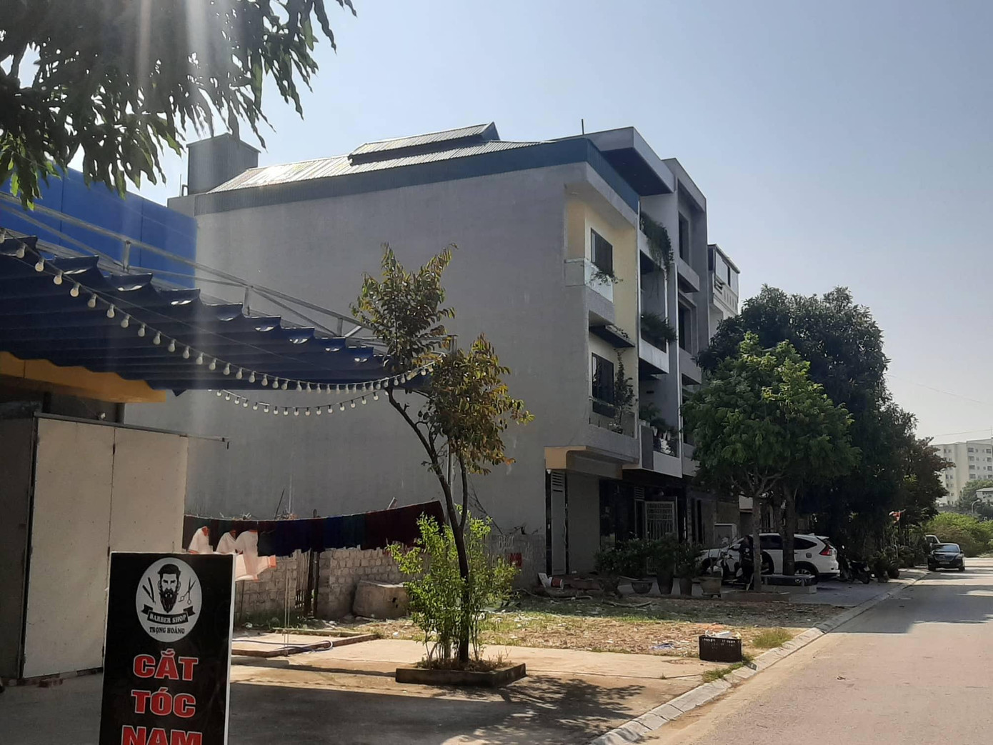 Tại thời điểm kiểm tra, Tổng Công ty Cổ phần Hợp Lực chuyển nhượng quyền sử dụng đất cho các chủ đầu tư cấp II (là các hộ dân) để đầu tư xây dựng nhà ở, xây dựng vi phạm về trật tự xây dựng và quy hoạch tại nhiều lô đất ở các khu LK1, LK2, LK3, LK3, LK5...