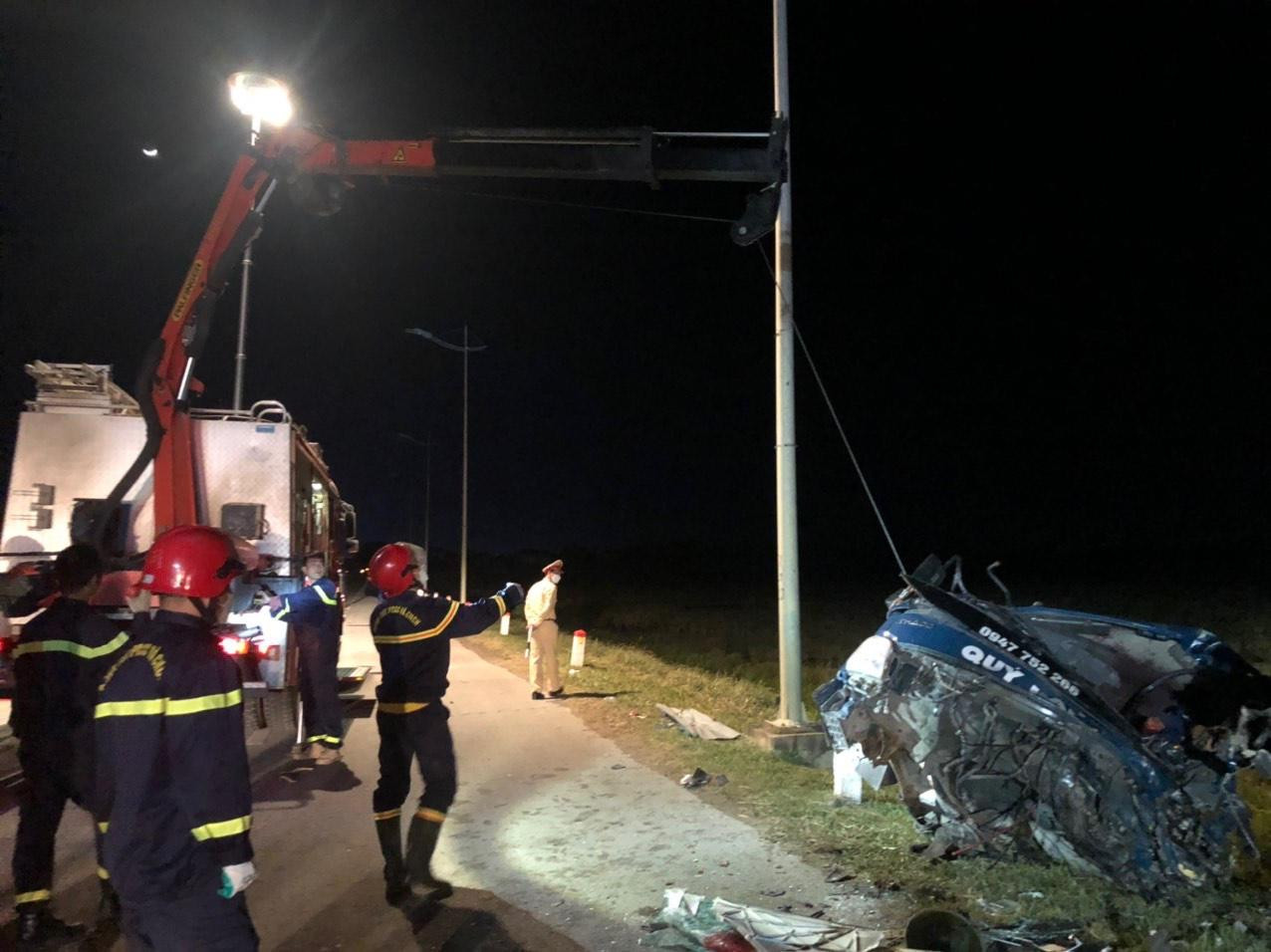 Lực lượng chức năng đã đưa các thi thể ra ngoài, tiến hành điều tra, xác minh vụ việc Lực lượng chức năng đã đưa các thi thể ra ngoài, tiến hành điều tra, xác minh vụ việc