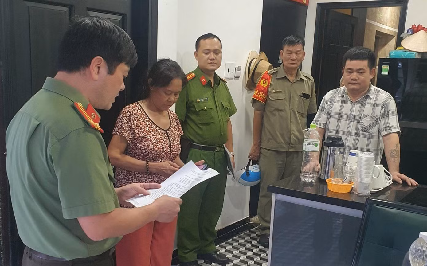 Cơ quan An ninh điều tra thi hành lệnh khám xét nơi ở của 2 vợ chồng đối tượng.