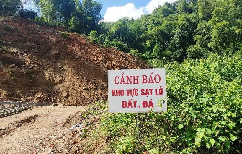 Cơ quan chức năng cắm biển cảnh báo Cơ quan chức năng cắm biển cảnh báo