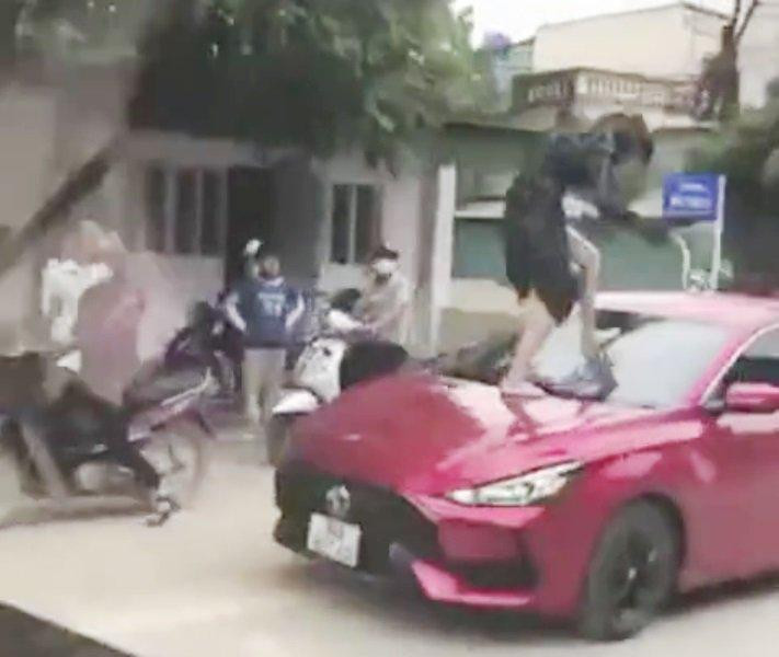 Chị H đứng trên xe đạp vỡ kính xe ô tô, cắn đứt tai cô gái Chị H đứng trên xe đạp vỡ kính xe ô tô, cắn đứt tai cô gái