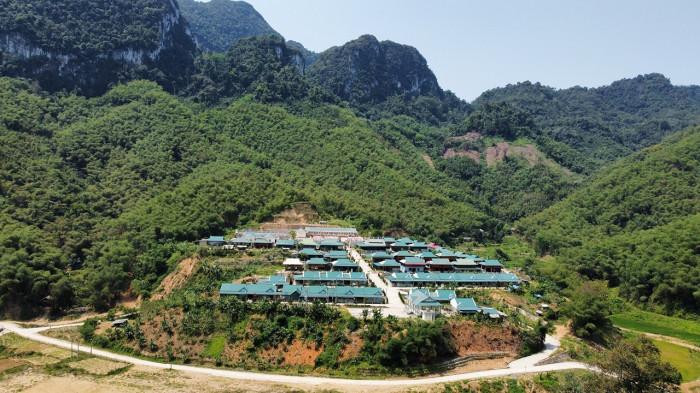 Đồng bào bản Sa Ná, xã Na Mèo, huyện miền núi Quan Sơn được hỗ trợ đầu tư xây dựng nhà ở khang trang, kiên cố. Đồng bào bản Sa Ná, xã Na Mèo, huyện miền núi Quan Sơn được hỗ trợ đầu tư xây dựng nhà ở khang trang, kiên cố.