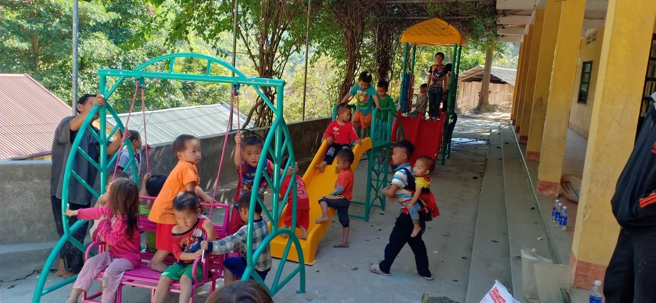 Khu vui chơi của các cháu Trường mầm non xã Pù Nhi, huyện Mường Lát được đầu tư cơ sở vật chất... Khu vui chơi của các cháu Trường mầm non xã Pù Nhi, huyện Mường Lát được đầu tư cơ sở vật chất...