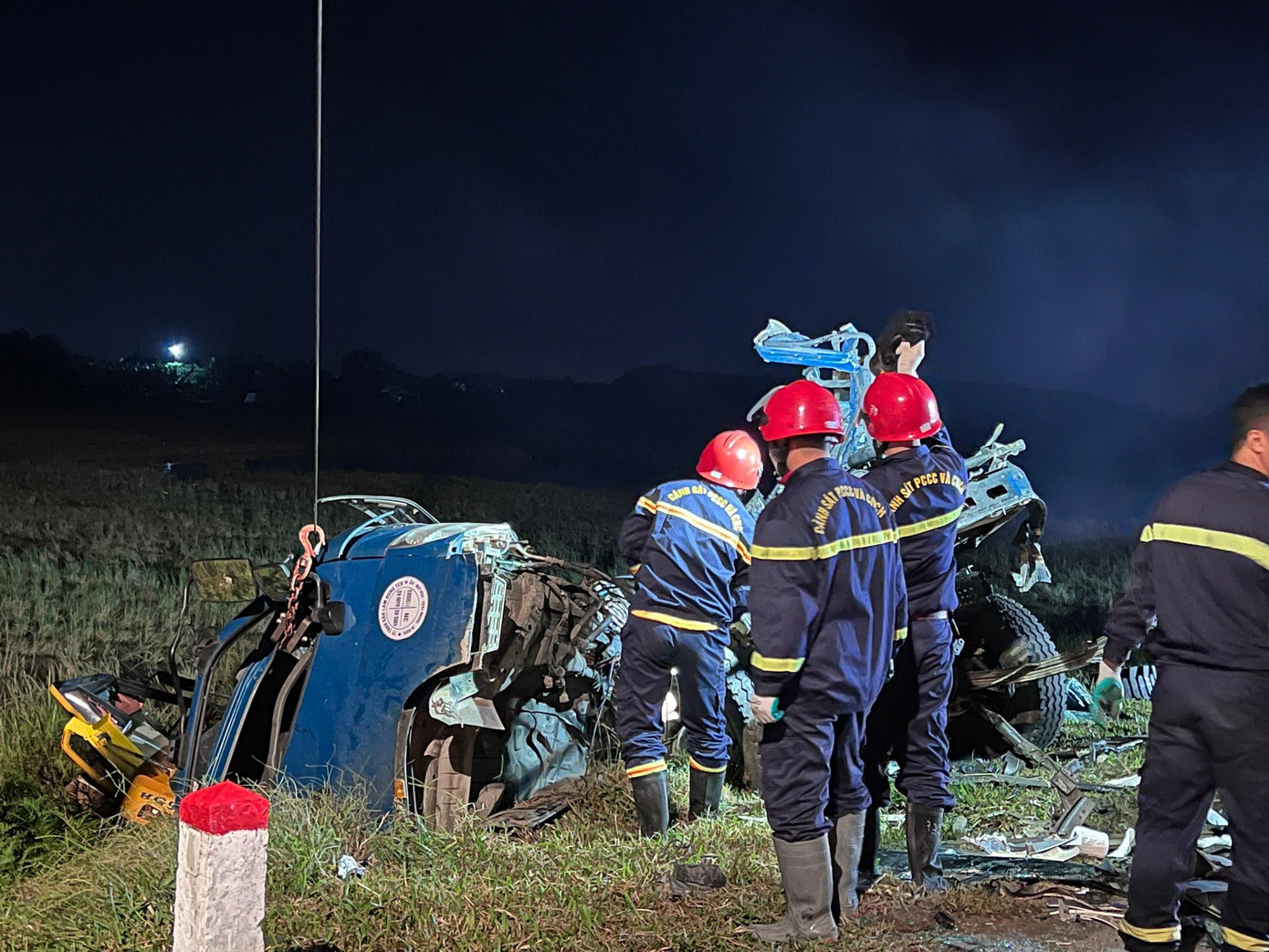 Hiện trường vụ tai nạn lúc rạng sáng 22/10. Hiện trường vụ tai nạn lúc rạng sáng 22/10.