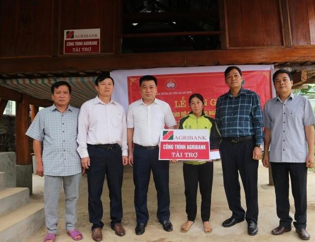 Đại diện lãnh đạo huyện và Agribank Chi nhánh Quan Sơn trao hỗ trợ tiền xây nhà đại đoàn kết cho hộ nghèo ở Thị trấn Quan Sơn. Đại diện lãnh đạo huyện và Agribank Chi nhánh Quan Sơn trao hỗ trợ tiền xây nhà đại đoàn kết cho hộ nghèo ở Thị trấn Quan Sơn.