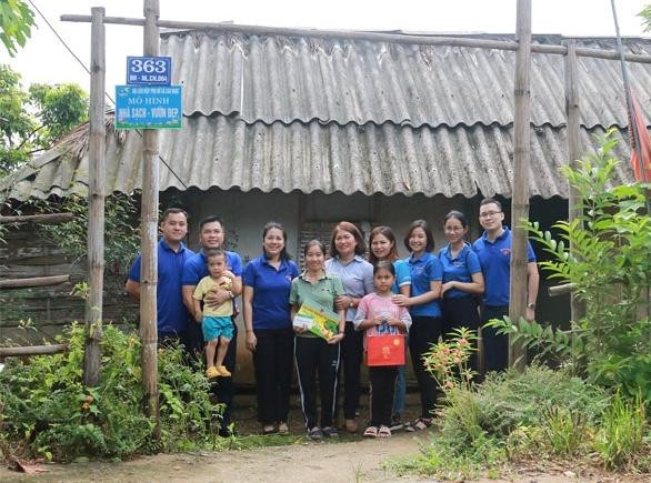 Nhân viên, cán bộ của Tổ chức TCVM thăm, tặng quà cho gia đình chị Lê Thị Huệ