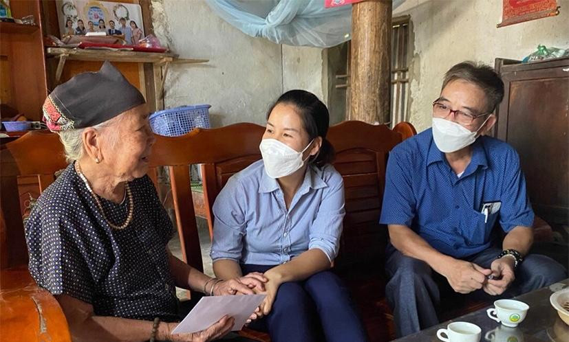 Cán bộ Tổ chức TCVM tặng quà cho khách hàng là hộ gia đình khó khăn tại huyện Cẩm Thuỷ