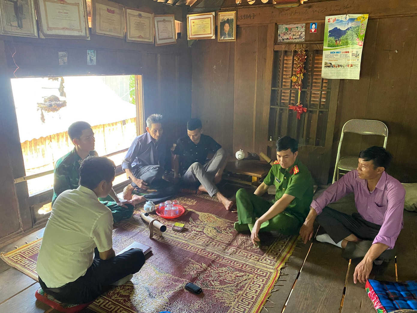 Lực lượng chức năng trao đổi với người dân khu phố Đoàn Kết về các chủ trương, chính sách của Đảng, Nhà nước. Lực lượng chức năng trao đổi với người dân khu phố Đoàn Kết về các chủ trương, chính sách của Đảng, Nhà nước.