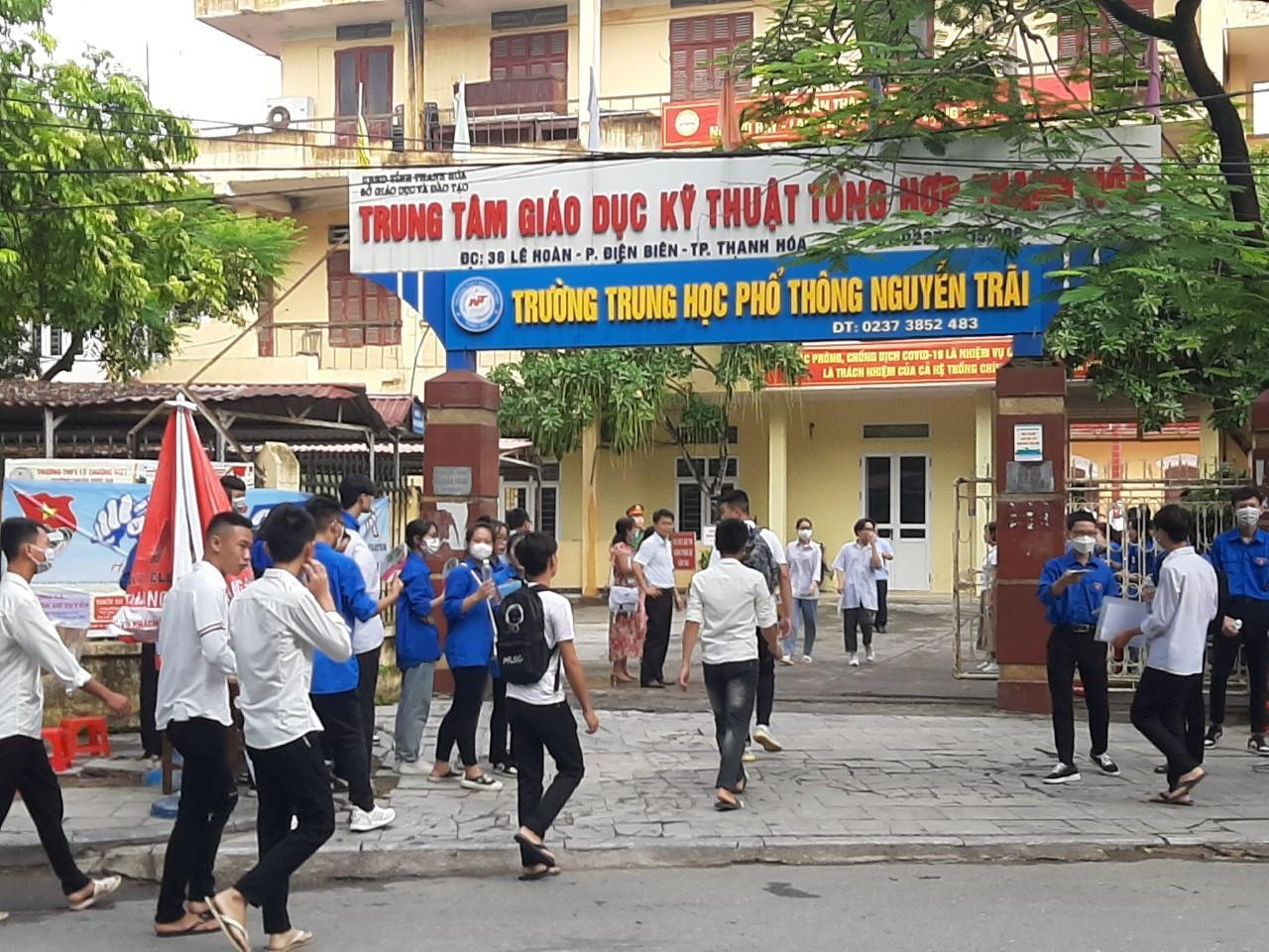 Sau 2 năm ảnh hưởng bởi COVID-19, học phí năm học 2022-2023 tăng cao khiến nhiều gia đình gặp khó. Sau 2 năm ảnh hưởng bởi COVID-19, học phí năm học 2022-2023 tăng cao khiến nhiều gia đình gặp khó.