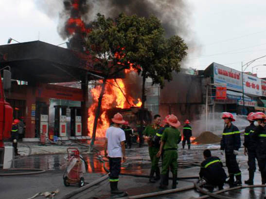 Vụ hỏa hoạn tại cây xăng Trần Hưng Đạo gây thiệt hại hàng tỷ đồng. Vụ hỏa hoạn tại cây xăng Trần Hưng Đạo gây thiệt hại hàng tỷ đồng