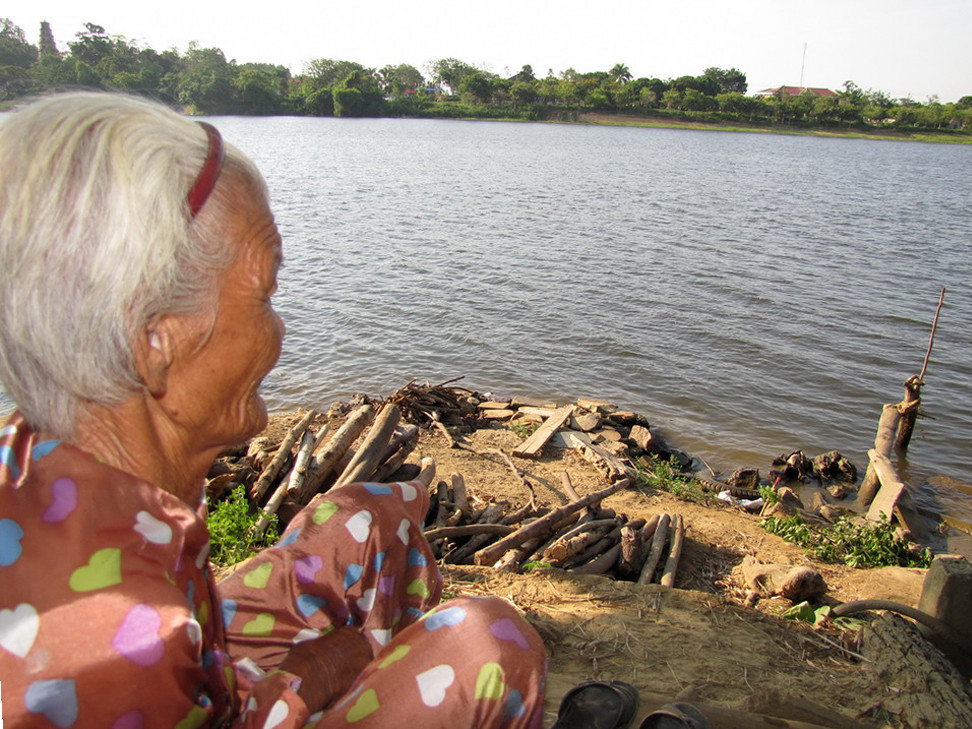 Không nhà, khóm tre gần chùa Thiên Mụ cũng là nơi bà Điệc đến tá túc mỗi ngày. Không nhà, khóm tre gần chùa Thiên Mụ cũng là nơi bà Điệc đến tá túc mỗi ngày