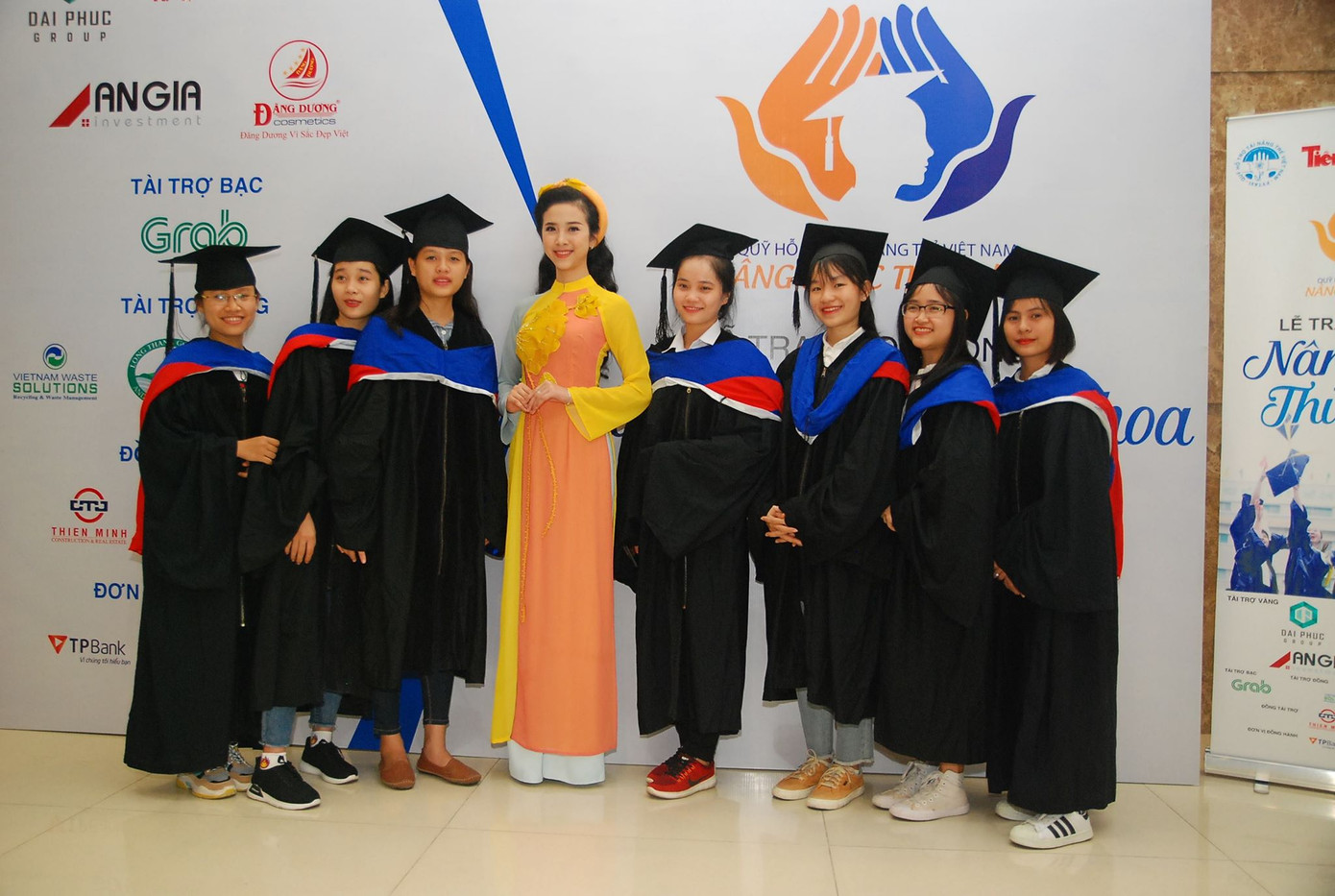 Vinh danh 65 thủ khoa vượt khó, xây dựng tương lai ảnh 7