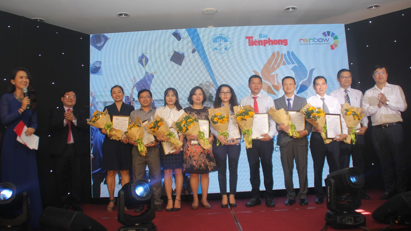 Vinh danh 65 thủ khoa vượt khó, xây dựng tương lai ảnh 8