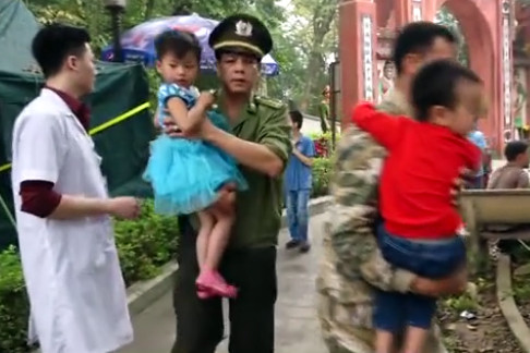 10 video ‘hot’: Chàng trai vặn cổ 180 độ gây sửng sốt ảnh 10