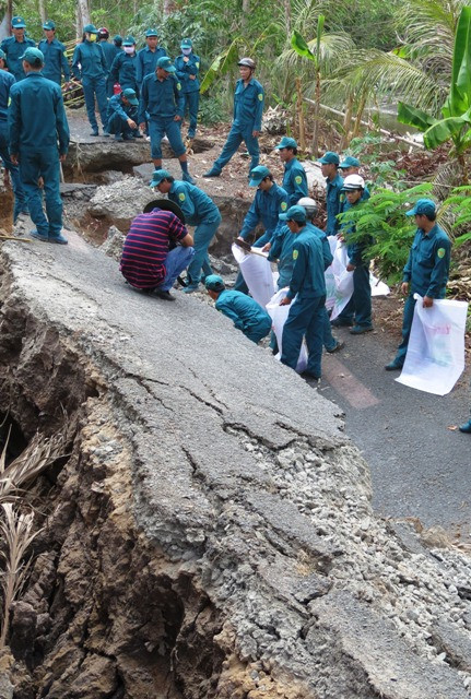 Khô hạn gây sụp đất kinh hoàng ở Cà Mau ảnh 4