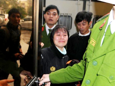 Vợ Hoài bật khóc gọi tên chồng. Ảnh: Tuấn Nguyễn