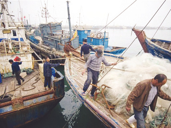 Tàu đánh cá gần bãi cạn Scarborough. Tàu đánh cá gần bãi cạn Scarborough