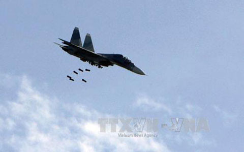 Su-30MK2V có thể đảm nhiệm nhiều vai trò: phòng không, tấn công mục tiêu mặt đất, mục tiêu trên biển. Trong ảnh, Su-30MK2V ném bom tấn công mục tiêu trong một cuộc diễn tập bắn đạn thật