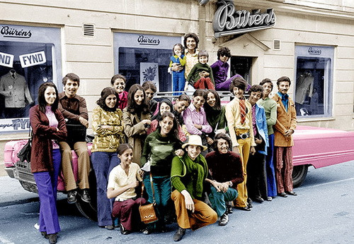 1971: Osama bin Laden (thứ hai từ phải sang) trong một chuyến thăm Falun, Thụy Điển cùng gia đình nhân dịp một người anh trai của y có thương vụ làm ăn với hãng Volvo. Năm đó, Osama mới 16 tuổi.