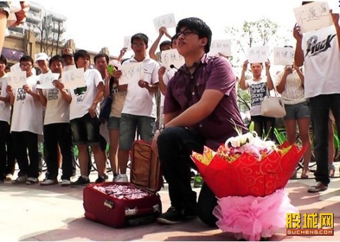 Tiểu Phàm mang vali đầy tiền gấp hình trái tim để cầu hôn người yêu.