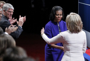 Hai bà vợ, Michelle Obama và Ann Romney rất thân thiện với nhau