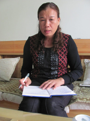 Bà Thúy thuật lại sự việc bị chiếm đoạt 2,4 tỷ đồng. ảnh: Duy Chiến. Bà Thúy thuật lại sự việc bị chiếm đoạt 2,4 tỷ đồng. ảnh: Duy Chiến