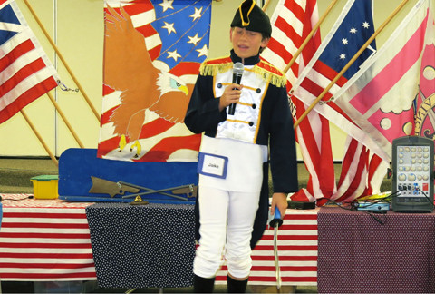 Thảo luận xong, các học sinh thay phiên nhau trình bày phần trả lời của nhóm ở trước lớp, hoặc đi lại trong phòng, vừa đi vừa thuyết trình